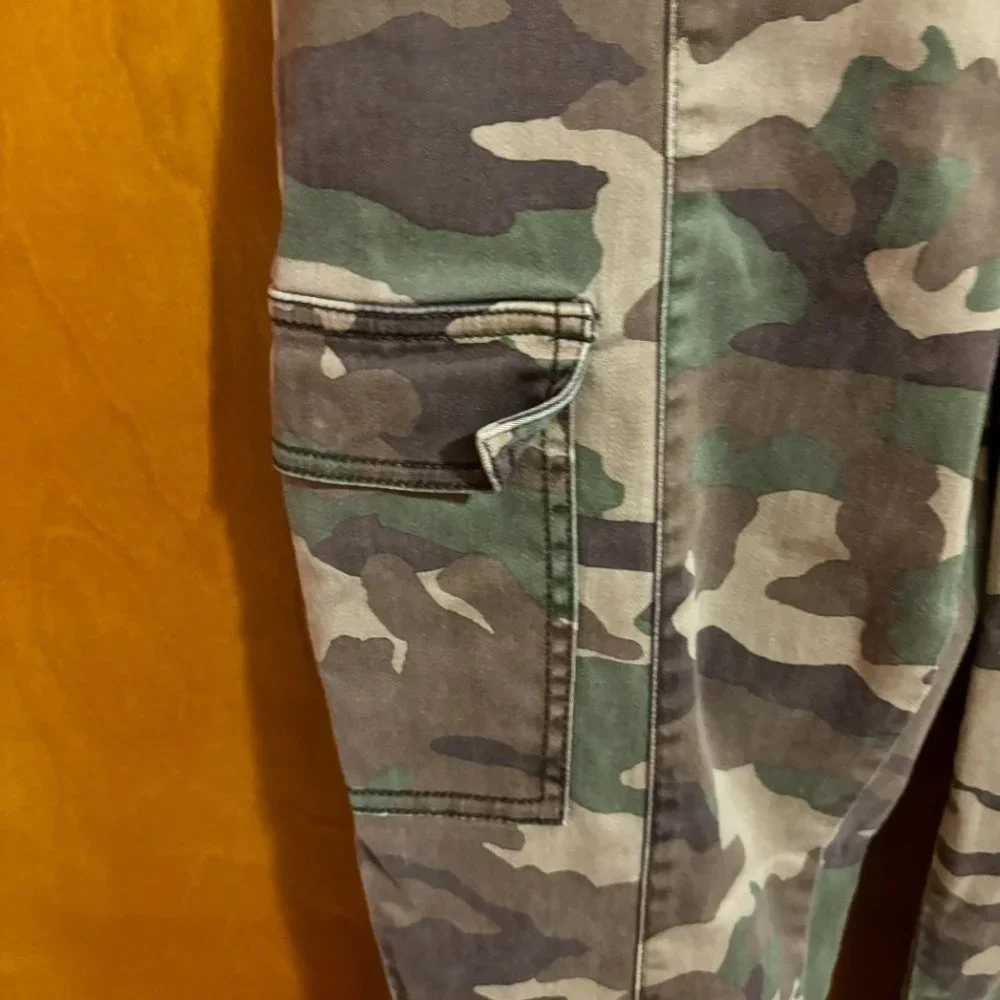 J. Crew Camo High Rise‎ Pants Vintage Straight Cargo Jeans Size Crop Leg Size 25